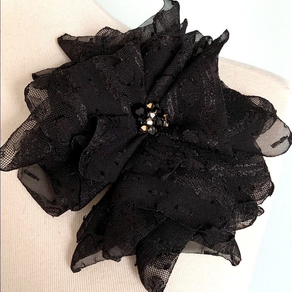 Black flower magnetic pin brooch